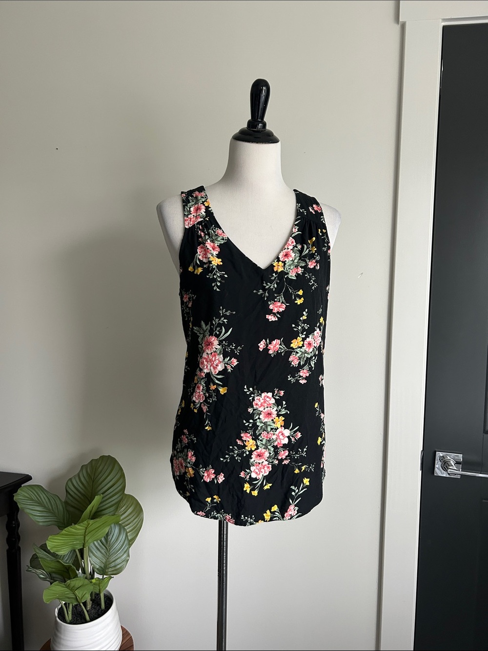 Old navy L 💯rayon 🌺🌸Floral V-Neck Tank Top - Black gold Pink Floral
